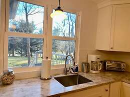 Back House Twin Cabin Ii-hot Tub Fireplace Hiking Retreat