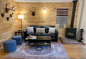 Back House Twin Cabin Ii-hot Tub Fireplace Hiking Retreat