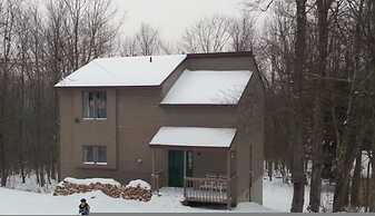 Hunter Mountain Ski House - Tesla Charger