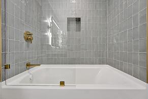 Downtown Studio w City Views