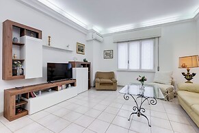 Cozy 2-Bedroom Flat with Balcony