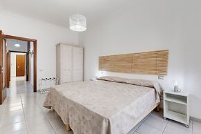 Cozy 2-Bedroom Flat with Balcony