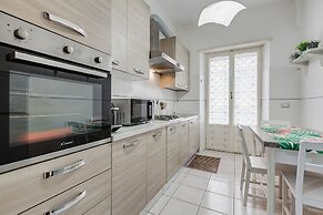 Cozy 2-Bedroom Flat with Balcony