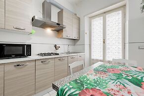 Cozy 2-Bedroom Flat with Balcony