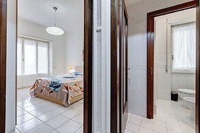 Cozy 2-Bedroom Flat with Balcony