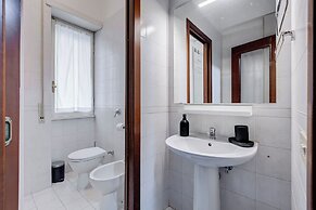 Cozy 2-Bedroom Flat with Balcony