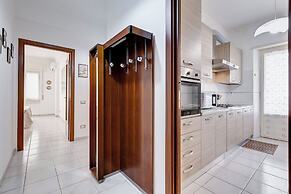 Cozy 2-Bedroom Flat with Balcony