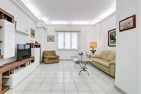 Cozy 2-Bedroom Flat with Balcony