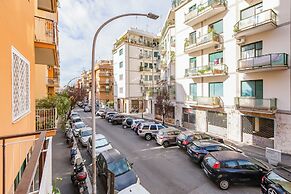 Cozy 2-Bedroom Flat with Balcony