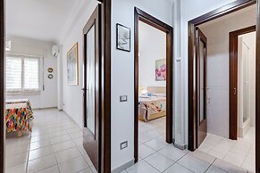 Cozy 2-Bedroom Flat with Balcony