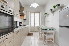 Cozy 2-Bedroom Flat with Balcony