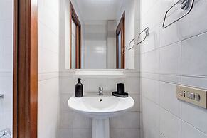 Cozy 2-Bedroom Flat with Balcony