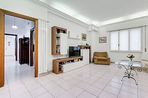 Cozy 2-Bedroom Flat with Balcony