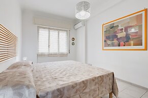 Cozy 2-Bedroom Flat with Balcony