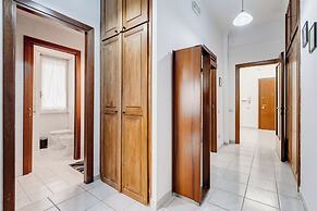 Cozy 2-Bedroom Flat with Balcony