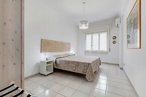 Cozy 2-Bedroom Flat with Balcony