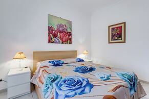 Cozy 2-Bedroom Flat with Balcony