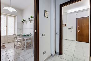 Cozy 2-Bedroom Flat with Balcony