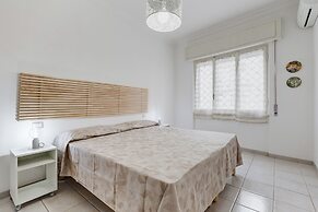 Cozy 2-Bedroom Flat with Balcony