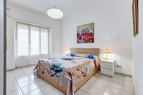 Cozy 2-Bedroom Flat with Balcony