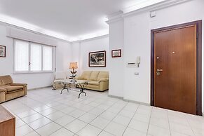 Cozy 2-Bedroom Flat with Balcony