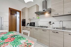 Cozy 2-Bedroom Flat with Balcony