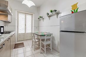 Cozy 2-Bedroom Flat with Balcony