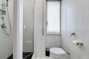 Cozy 2-Bedroom Flat with Balcony