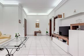 Cozy 2-Bedroom Flat with Balcony