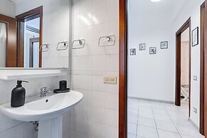 Cozy 2-Bedroom Flat with Balcony