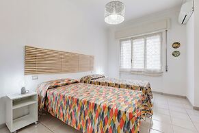 Cozy 2-Bedroom Flat with Balcony