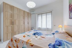 Cozy 2-Bedroom Flat with Balcony