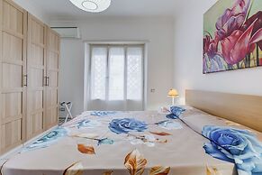 Cozy 2-Bedroom Flat with Balcony