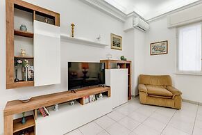 Cozy 2-Bedroom Flat with Balcony