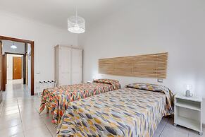 Cozy 2-Bedroom Flat with Balcony