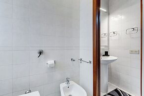 Cozy 2-Bedroom Flat with Balcony