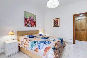 Cozy 2-Bedroom Flat with Balcony