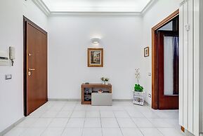 Cozy 2-Bedroom Flat with Balcony