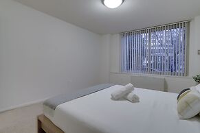 Modern Apt Near Airport in Cystal City