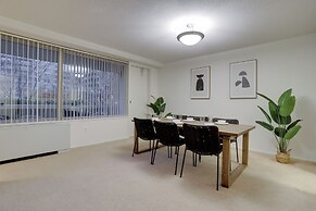 Modern Apt Near Airport in Cystal City