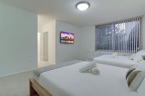 Modern Apt Near Airport in Cystal City