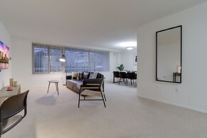 Modern Apt Near Airport in Cystal City