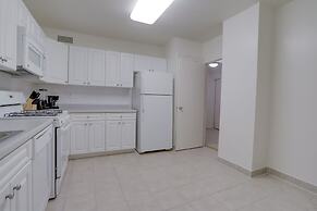 Modern Apt Near Airport in Cystal City