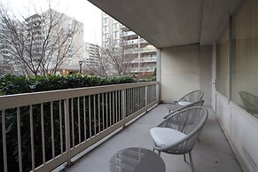 Modern Apt Near Airport in Cystal City