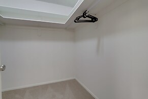 Modern Apt Near Airport in Cystal City