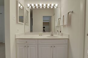 Modern Apt Near Airport in Cystal City