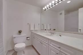 Modern Apt Near Airport in Cystal City