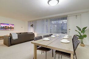 Modern Apt Near Airport in Cystal City