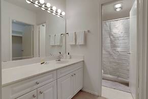 Modern Apt Near Airport in Cystal City