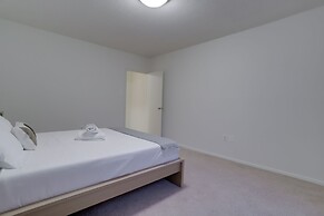 Modern Apt Near Airport in Cystal City